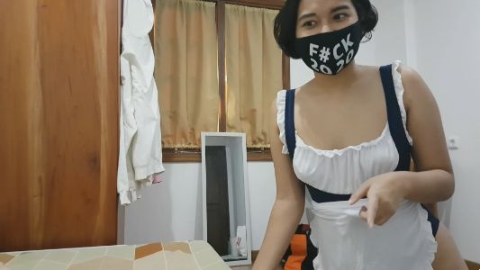 Terapis pijat dengan pakaian pelayan