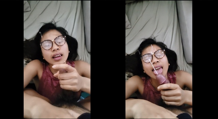 Gadis berkacamata itu sangat cabul hingga dia ejakulasi di seluruh wajahnya
