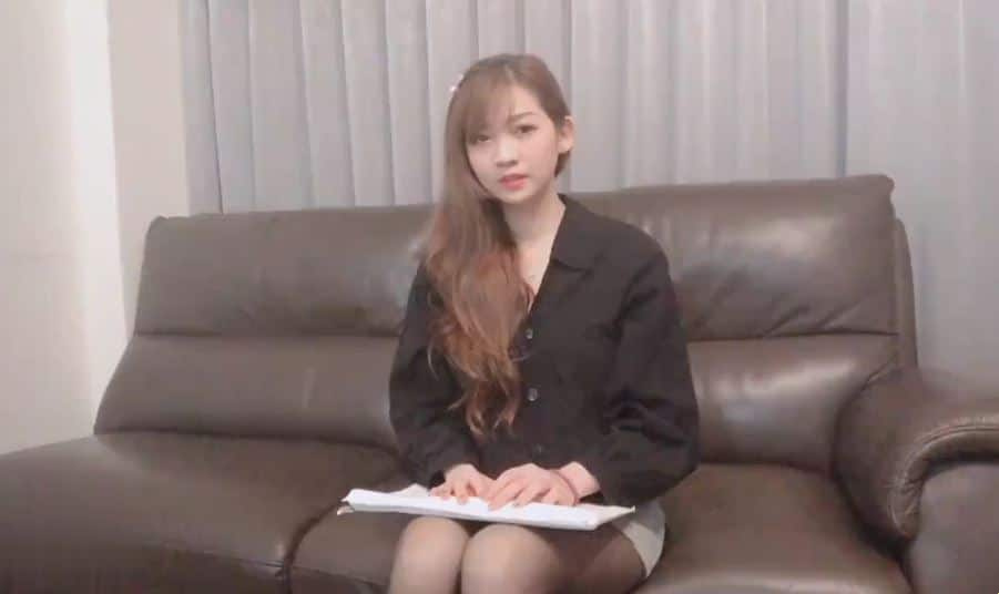 Sekretaris cantik itu merayu pasangannya untuk menandatangani kontrak